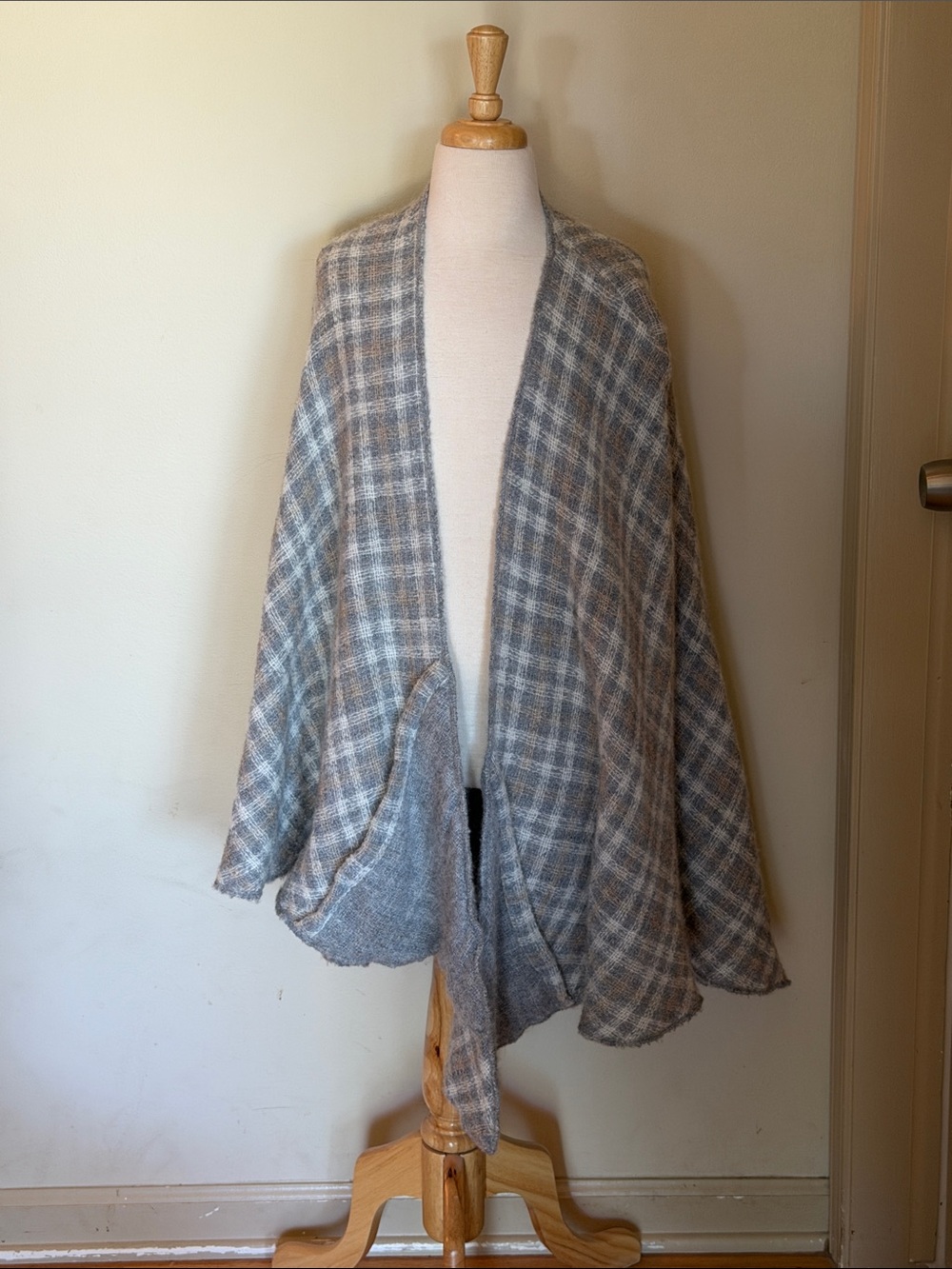 EUC~Boyne Valley Weavers Women’s  One Size Open-Front Plaid Gray/Tan Wool Wrap